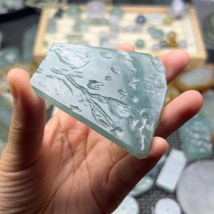 翡翠未镶嵌颈饰毛料