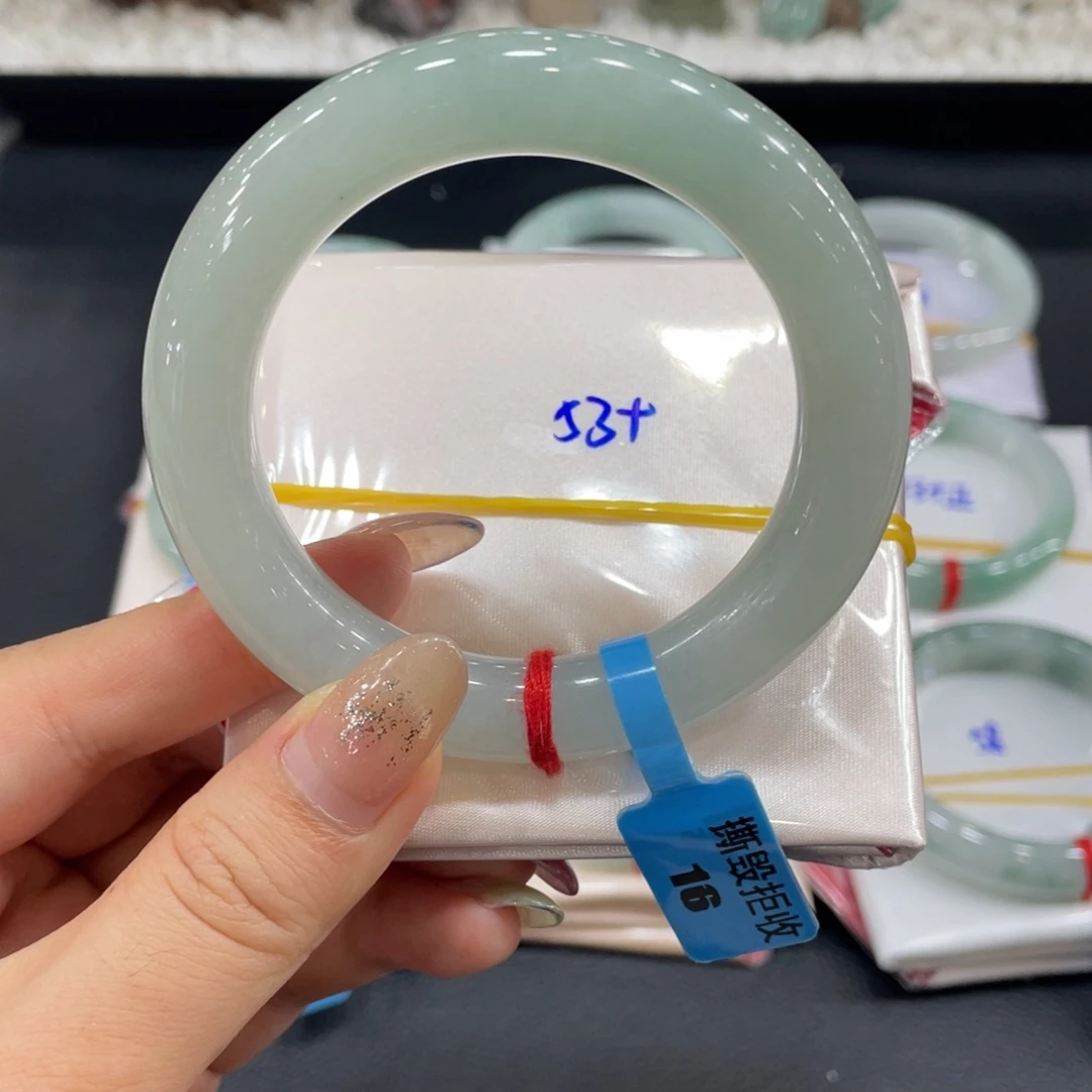 翡翠手镯未镶嵌吉***?缅甸天然翡翠手镯