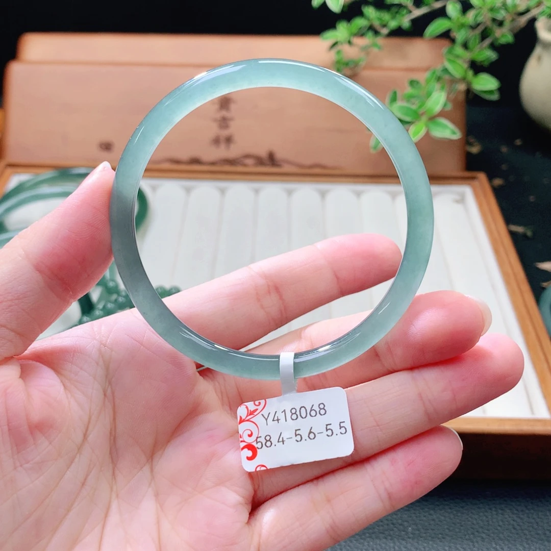 翡翠未镶嵌手镯（圆镯）