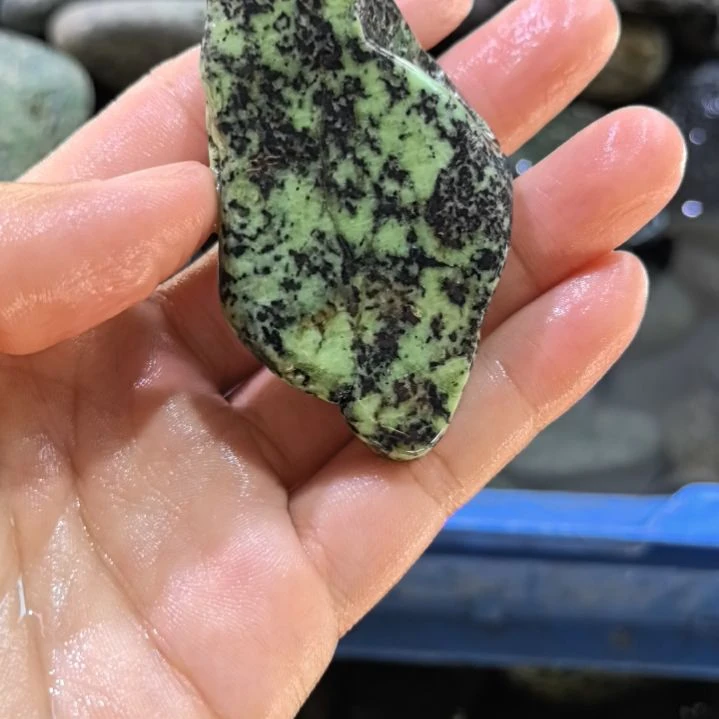 旭***颜有机玻璃藏玉药王石原石一个