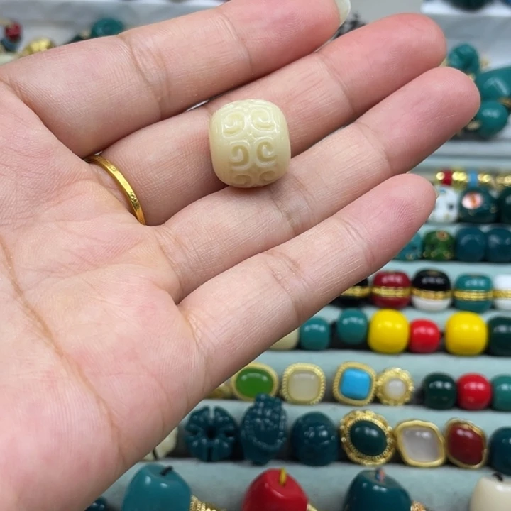 琉璃颈饰雪巴琉璃