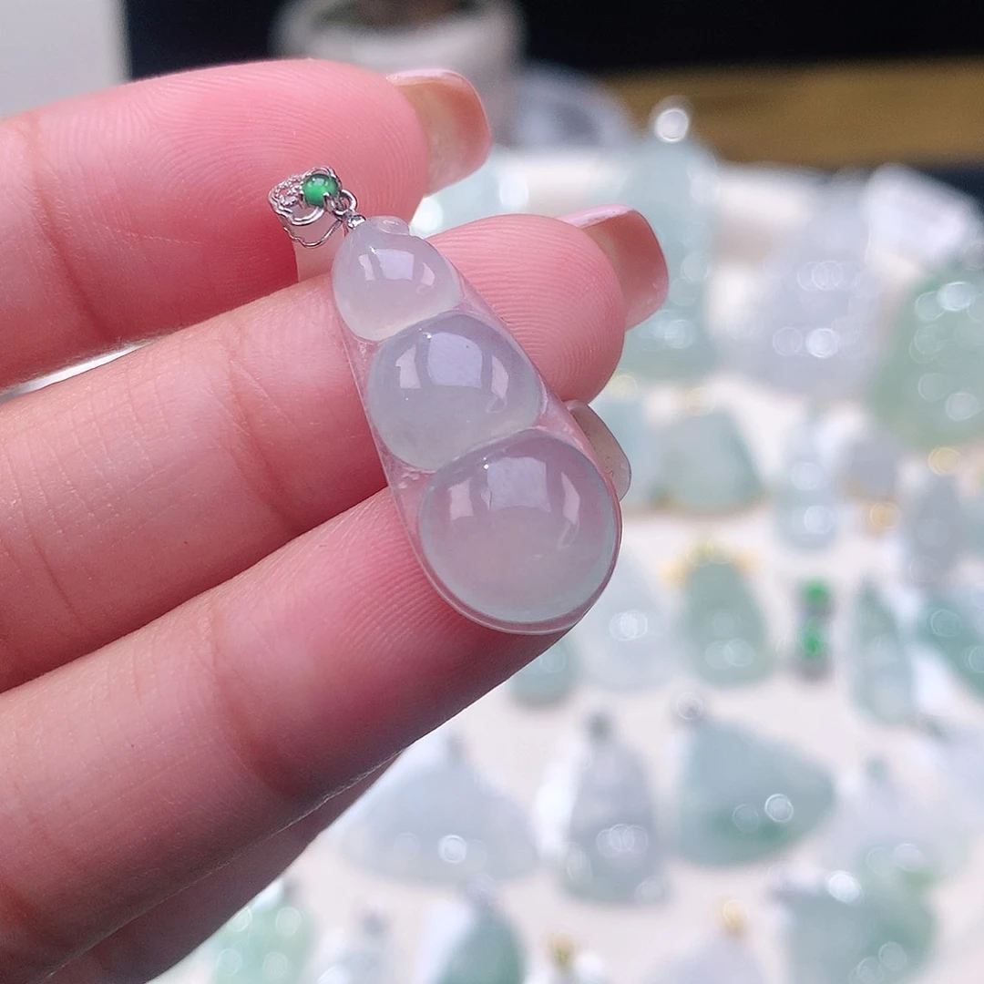 颈饰18K金镶嵌翡翠福豆