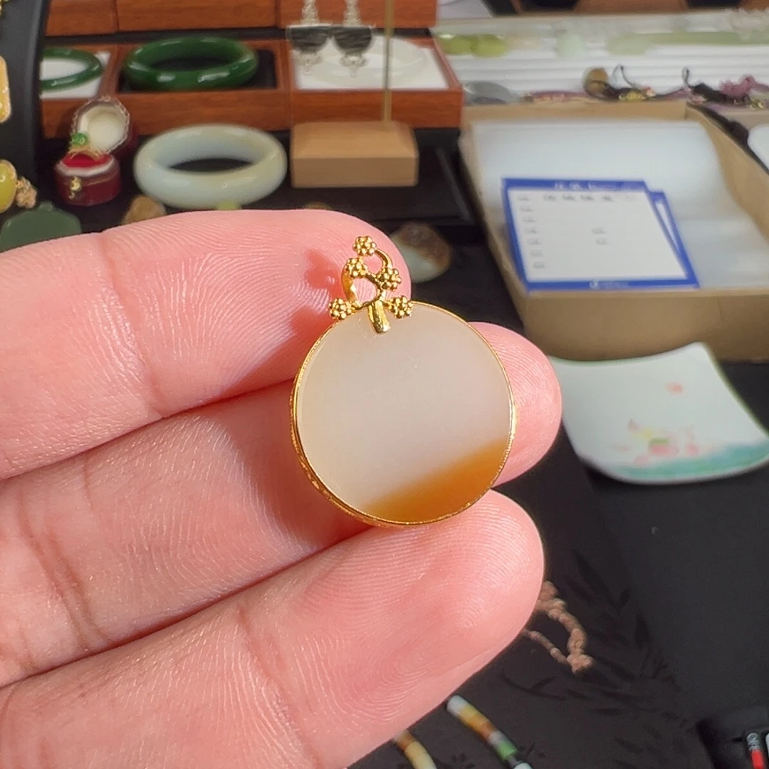 颈饰18K金镶嵌和田玉糖白过眼过灯聚宝盆圆牌锁骨吊坠