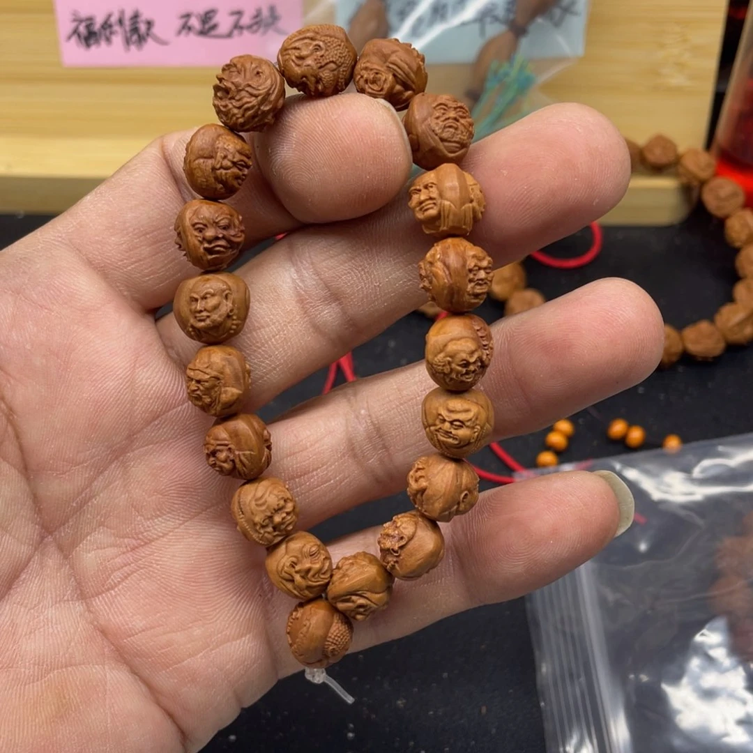 龙纹桃核罗汉瑕疵