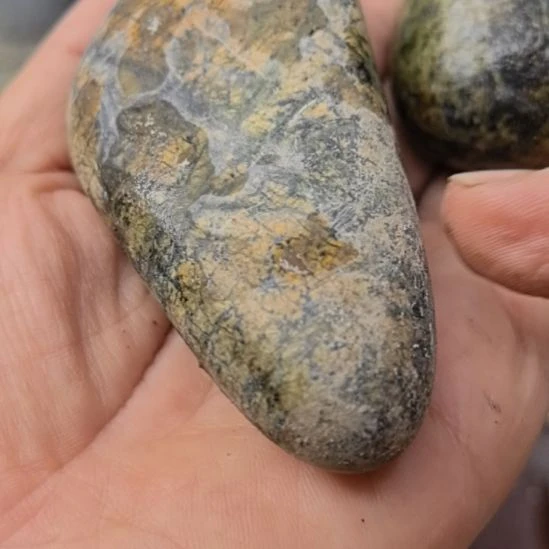 石材一*灯藏玉药王石原石手把件2个