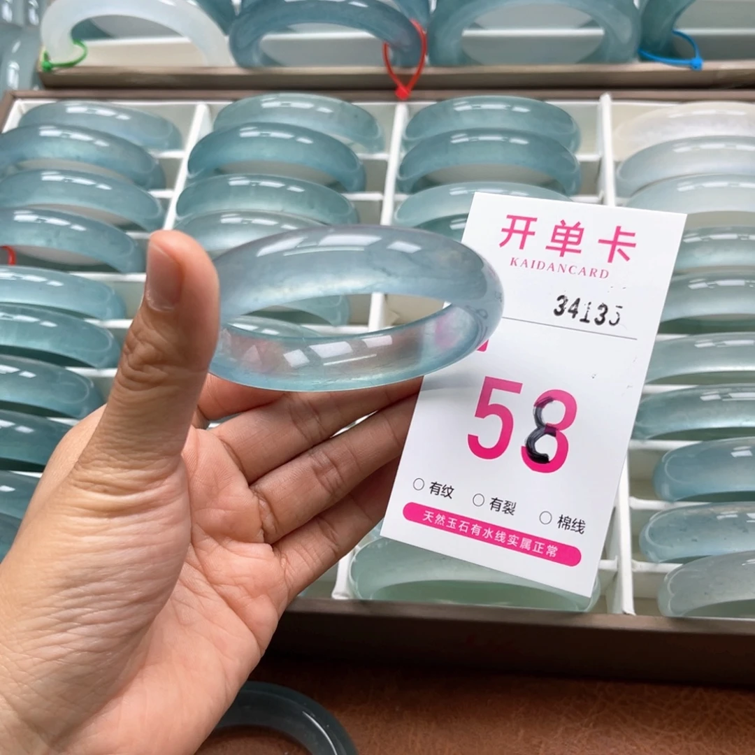 晓***i石英质玉未镶嵌手镯