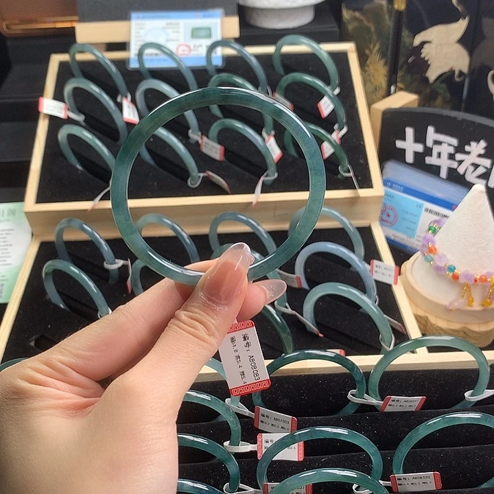 翡翠手镯未镶嵌秤****空62圈口