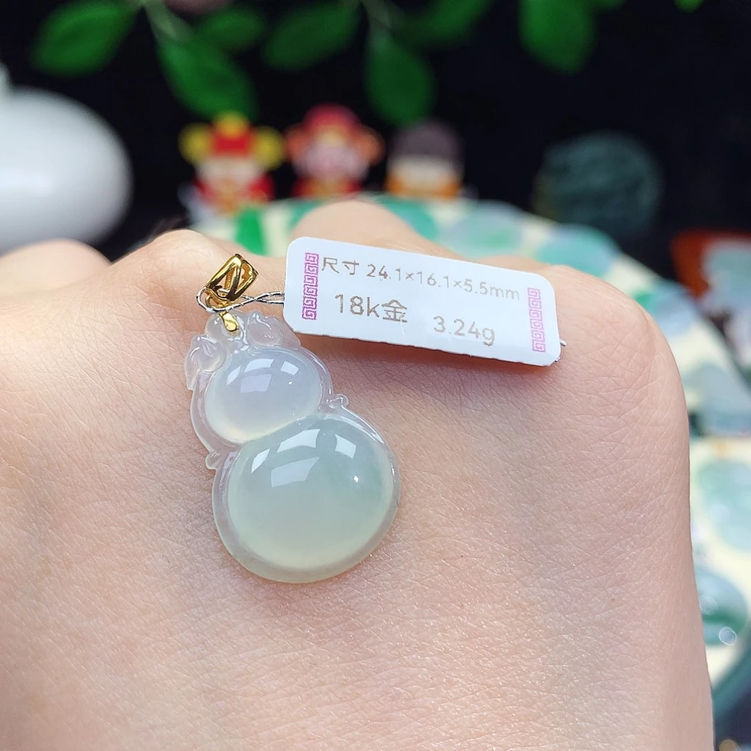 翡翠18K金镶嵌颈饰葫芦