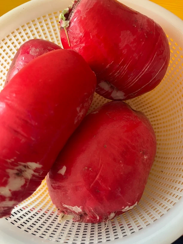 新鲜现摘红心苹果脆甜可口的健康水果