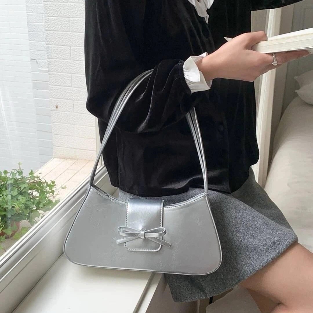 银色腋下包包女2025新款夏天女式小个子超火高级感小众法棍单肩包