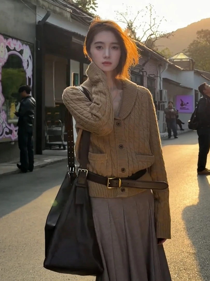 冬季韩里韩气上衣独特超好看洋气减龄高级感慵懒风卡其色针织衫女