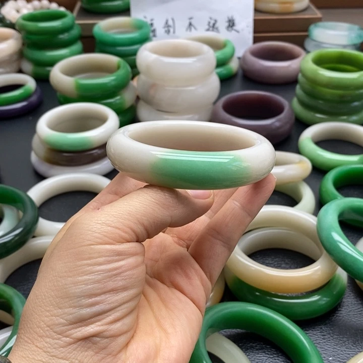 石英质玉手镯未镶嵌