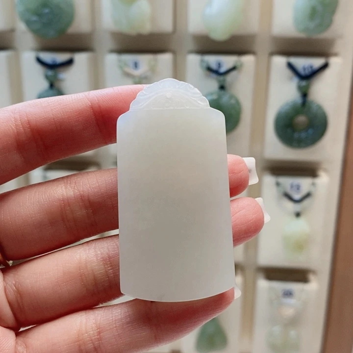 与***进和田玉未镶嵌颈饰