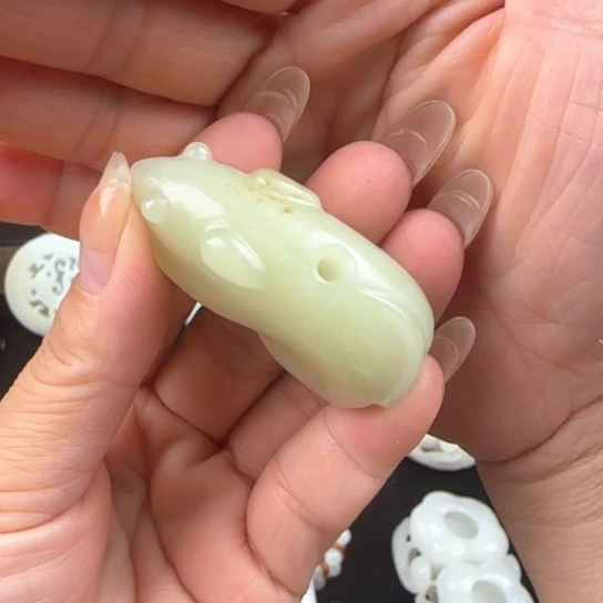 颈饰未镶嵌和田玉（糖玉）