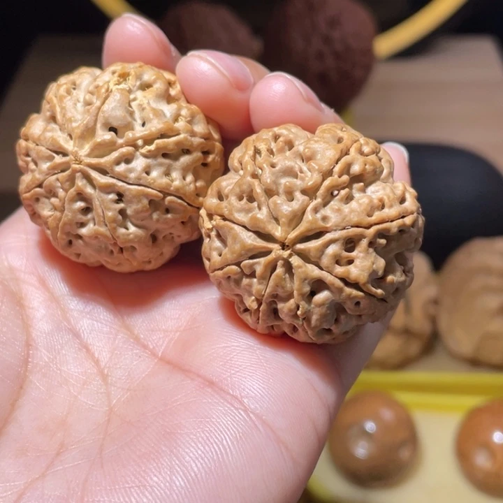 桃核把件瑕疵八瓣金刚菩提36