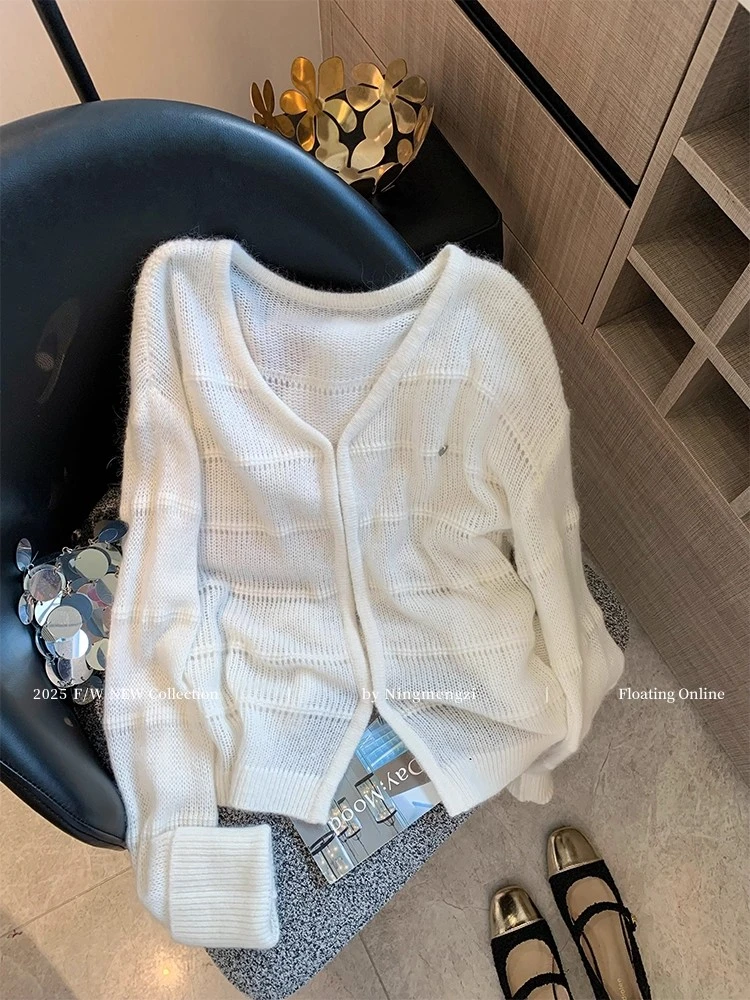 慵懒风白色镂空v领针织衫女2025年秋季新款温柔软糯显瘦百搭上衣