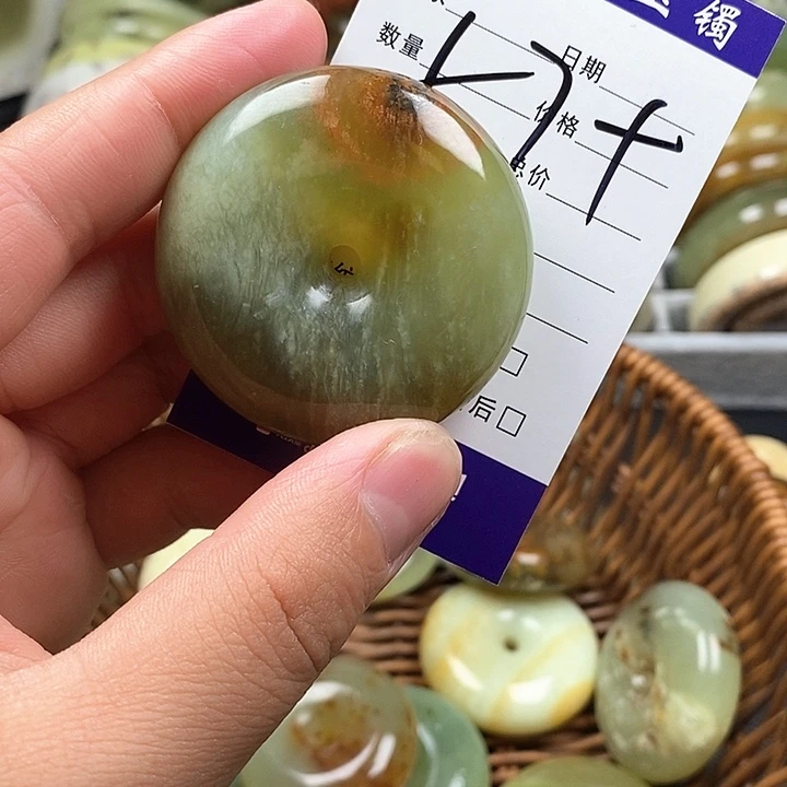 未镶嵌蛇纹石玉颈饰小**?