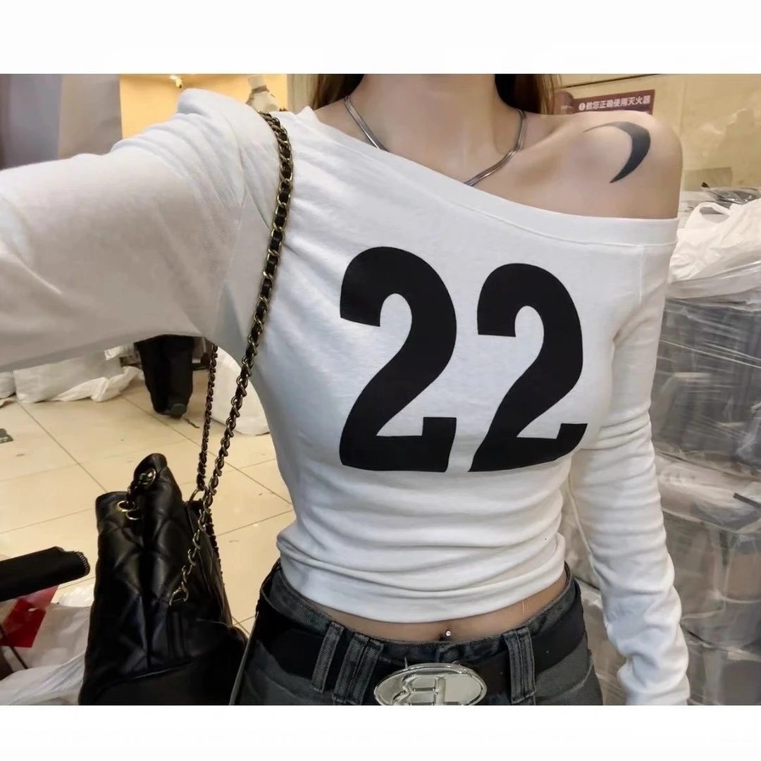 早秋新款高街斜肩印花T恤女2025百搭修身日常街头风垫肩长袖上衣