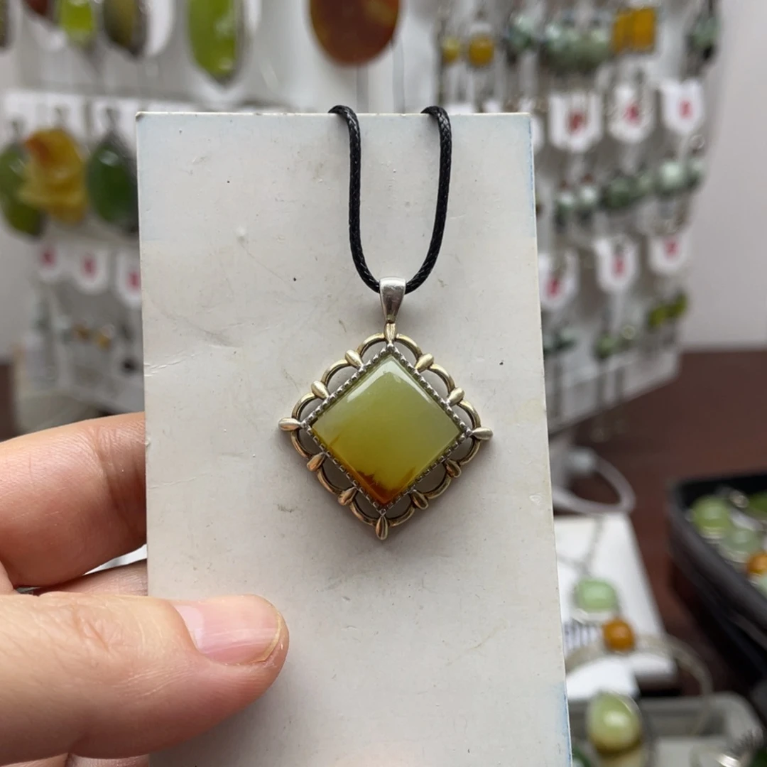 蛇纹石玉未镶嵌吊坠