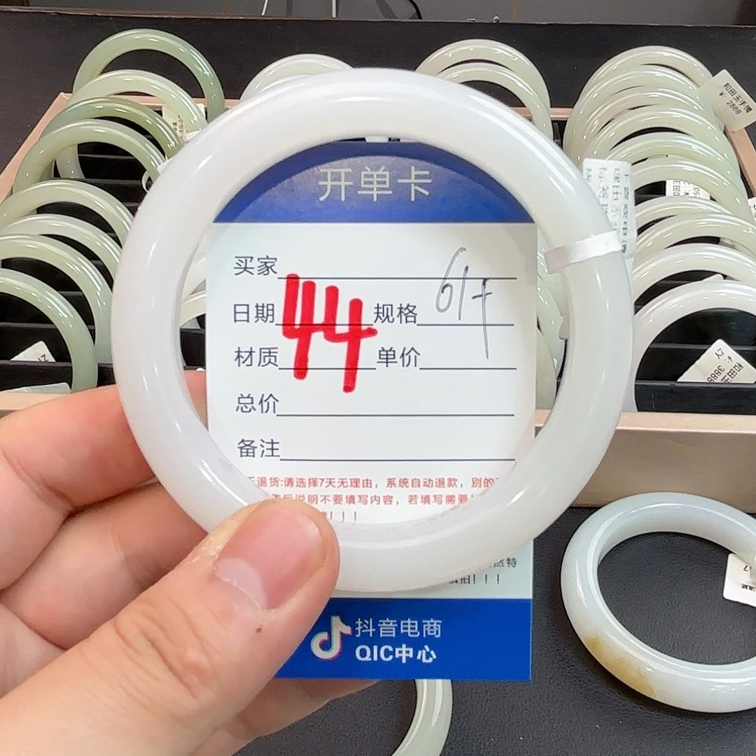 郁****和田玉未镶嵌手镯