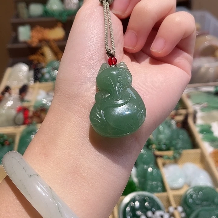 石英质玉未镶嵌颈饰