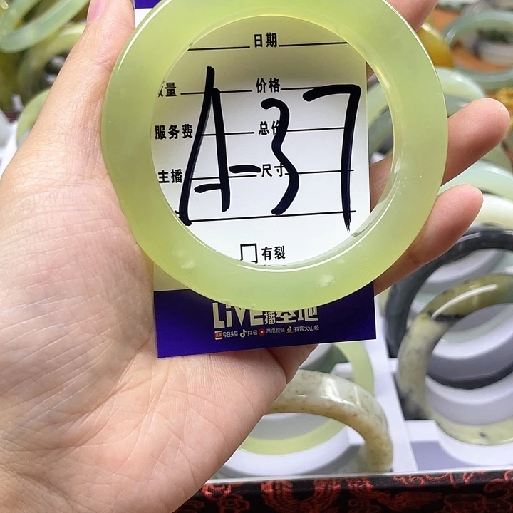 蛇纹石玉手镯合金羡****?