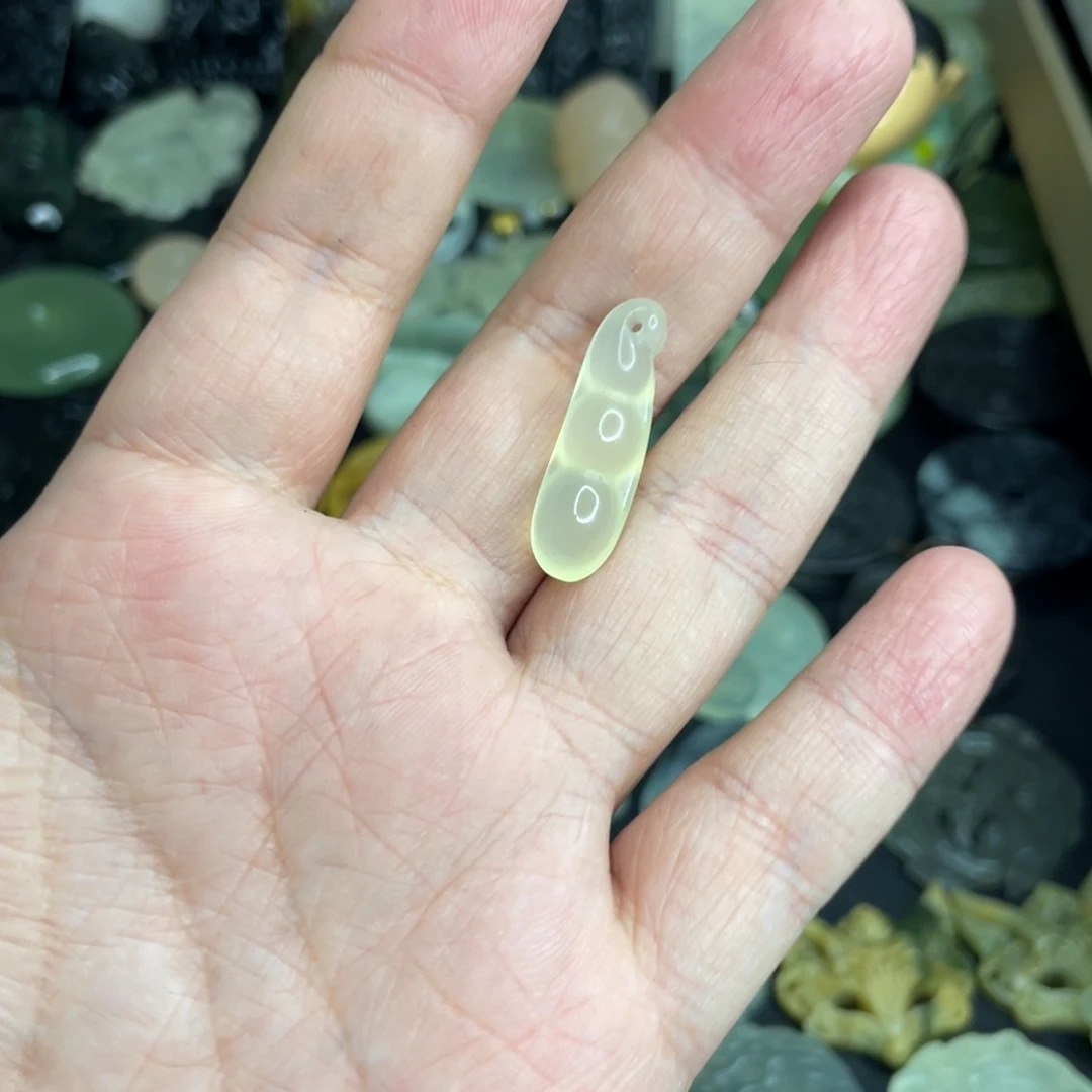 岫玉未镶嵌颈饰四季豆
