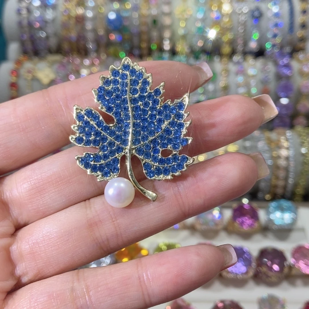 66锆石（处理）胸针