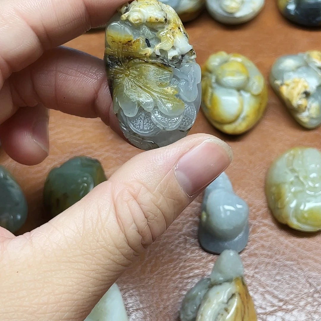 淡***墨和田玉未镶嵌车挂