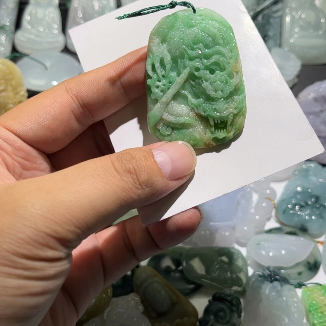 翡翠未镶嵌颈饰龙牌