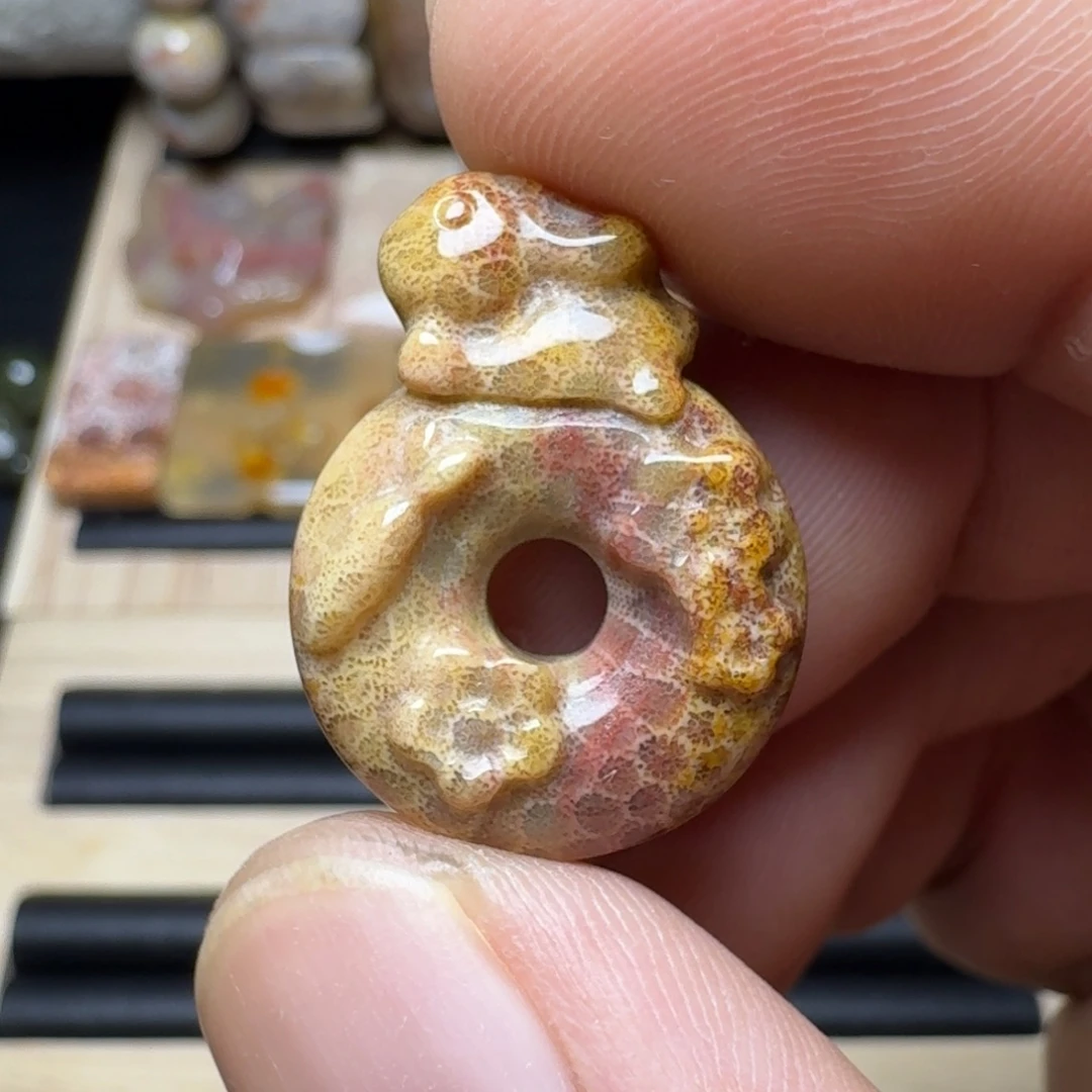 硅化玉未镶嵌纯天然色有机玉石保真色平安兔