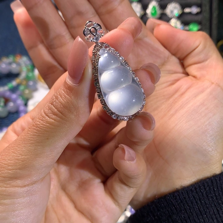 翡翠18K金镶嵌颈饰高冰福豆