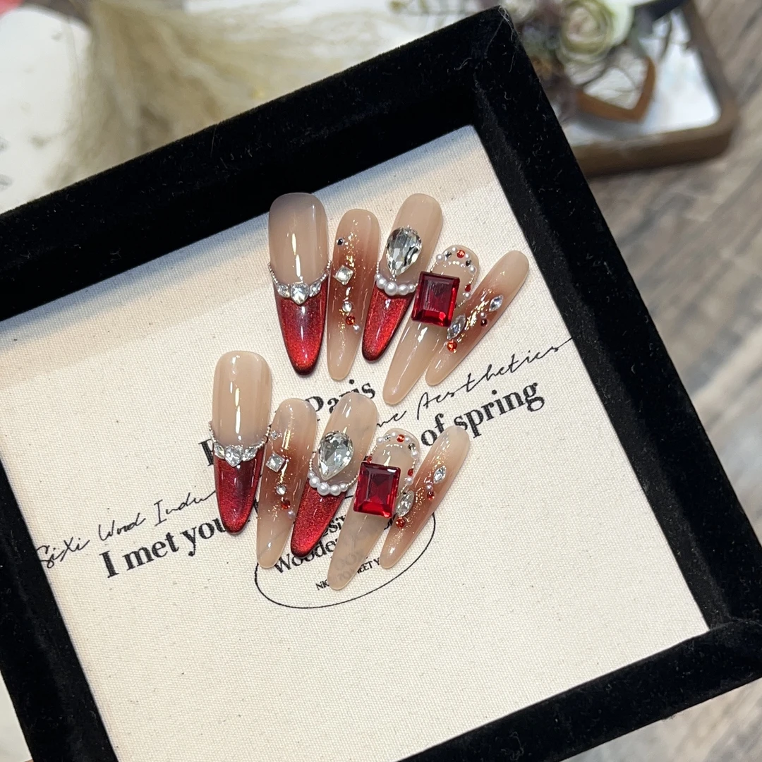 新年款红色穿戴甲高级感猫眼法式腮红爆闪锆石钻可拆卸假指甲贴片