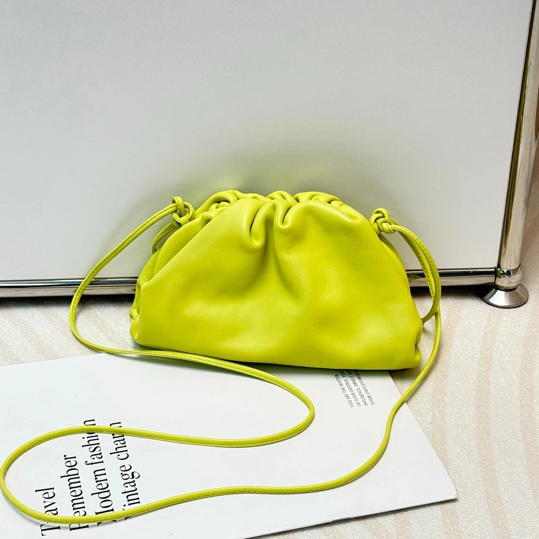 95新 BOTTEGA VENETA/葆蝶家 柠檬黄 牛皮 mini云朵包/694750846