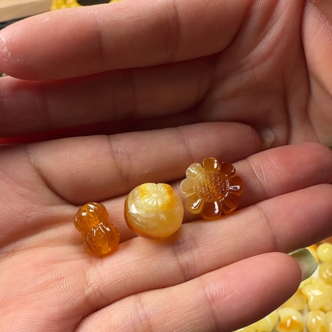 未镶嵌颈饰蜜蜡爱***?蜜蜡俏色花花柿子花生（打孔不退换）