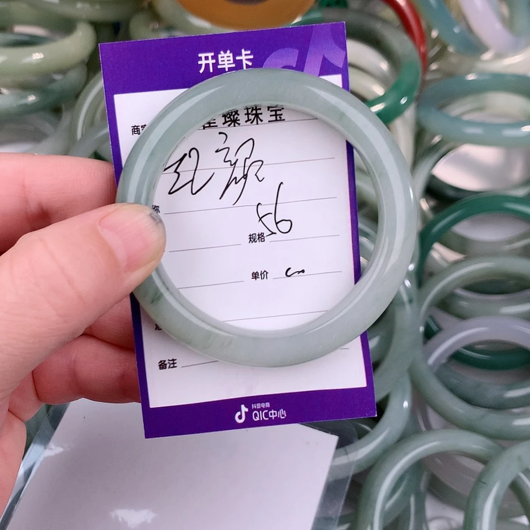 未镶嵌手镯石英质玉（金丝玉）红*