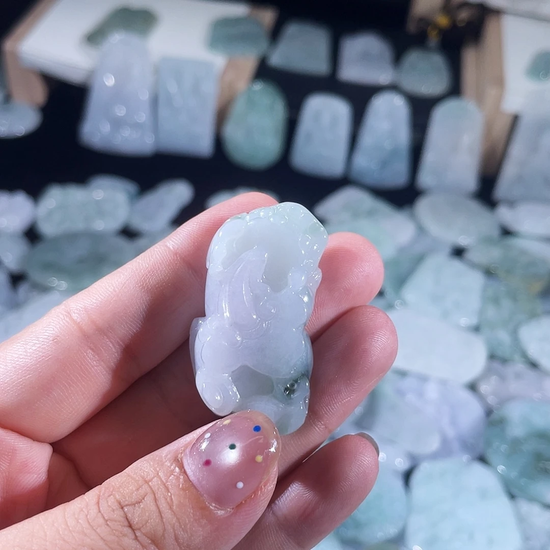 翡翠未镶嵌颈饰貔貅