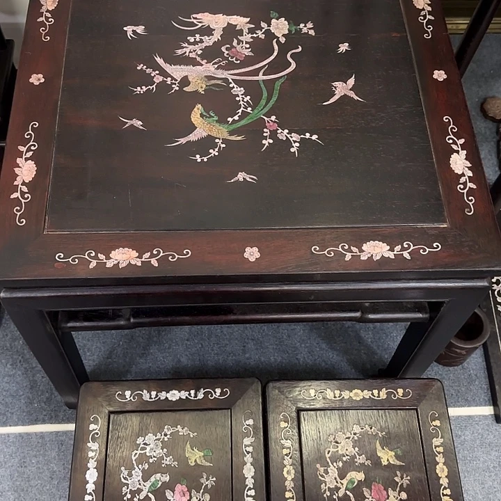 郭***生非洲紫檀（红花梨）一个桌子两个凳子