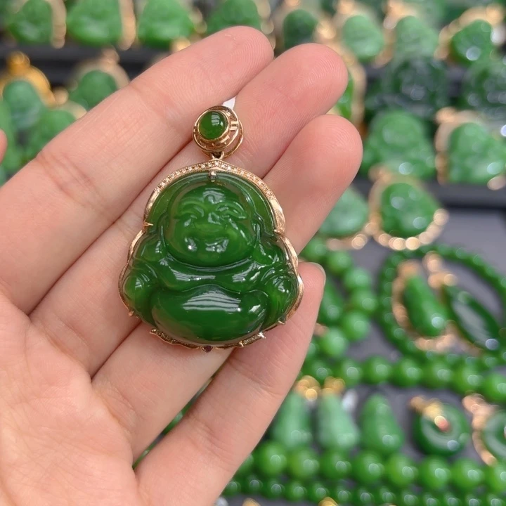 颈饰18K金镶嵌和田玉（碧玉）