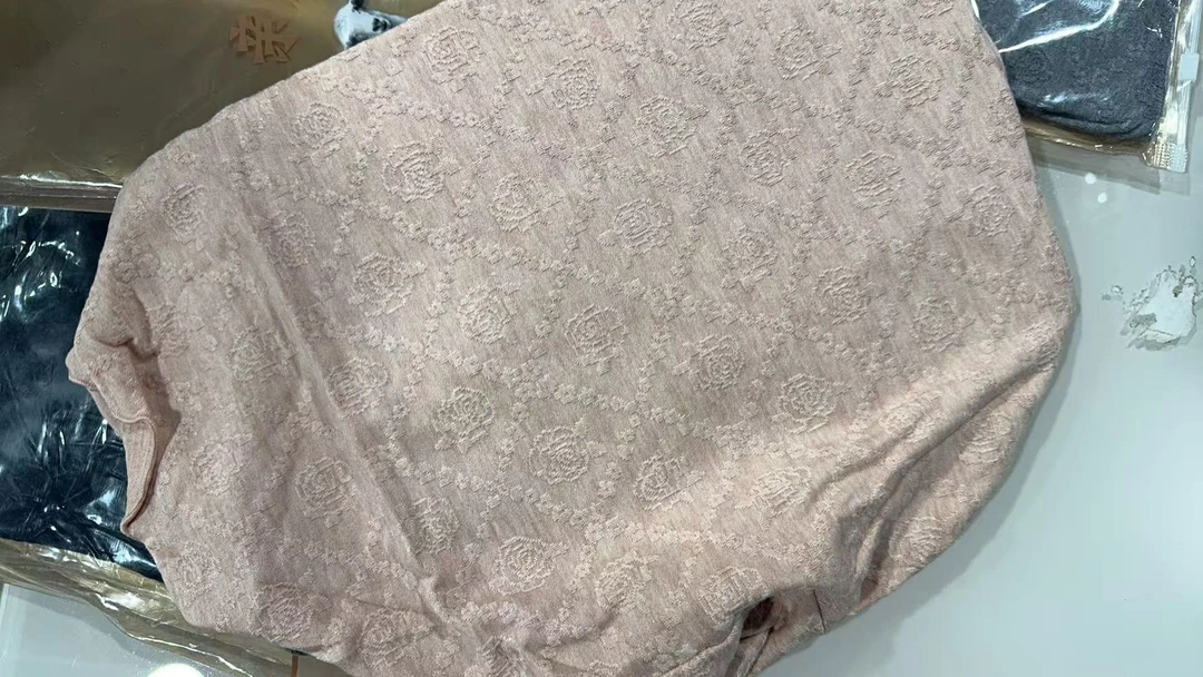 以凡推荐羊毛羊绒提花打底衫