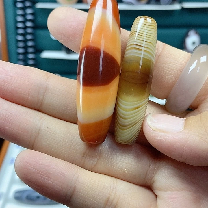 李***蕴玛瑙/玉髓未镶嵌颈饰