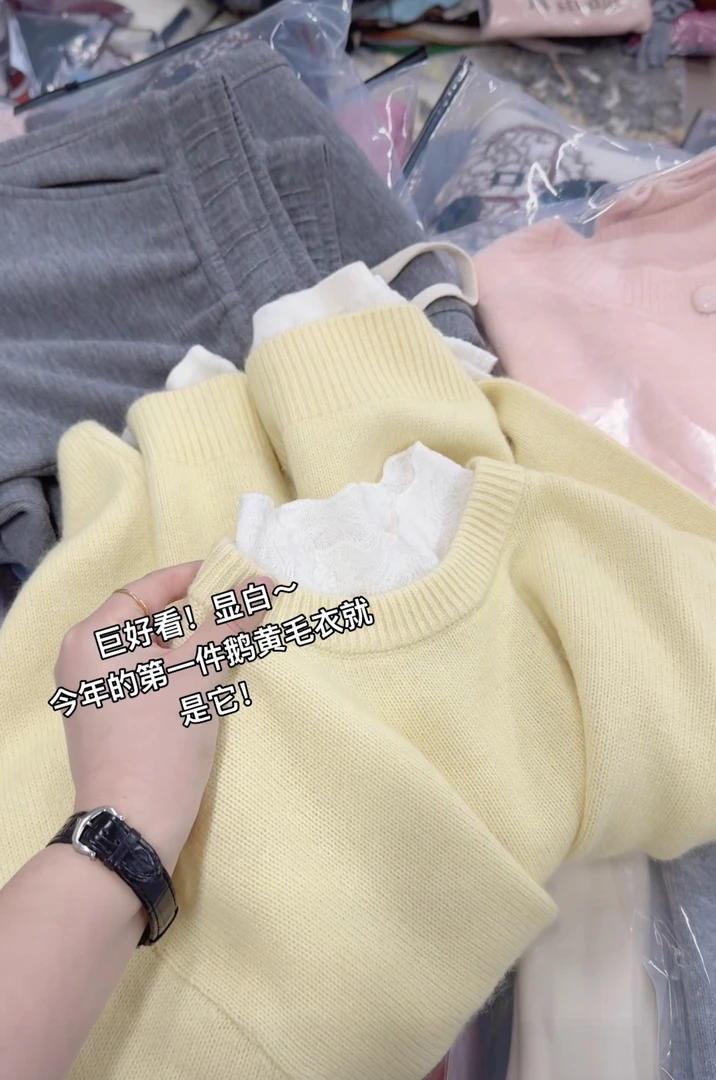米蓝家名殿巨显白干净温柔～今年的第一件小鹅黄慵懒毛衣8258