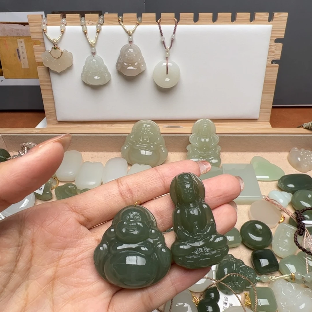 K***i和田玉未镶嵌颈饰