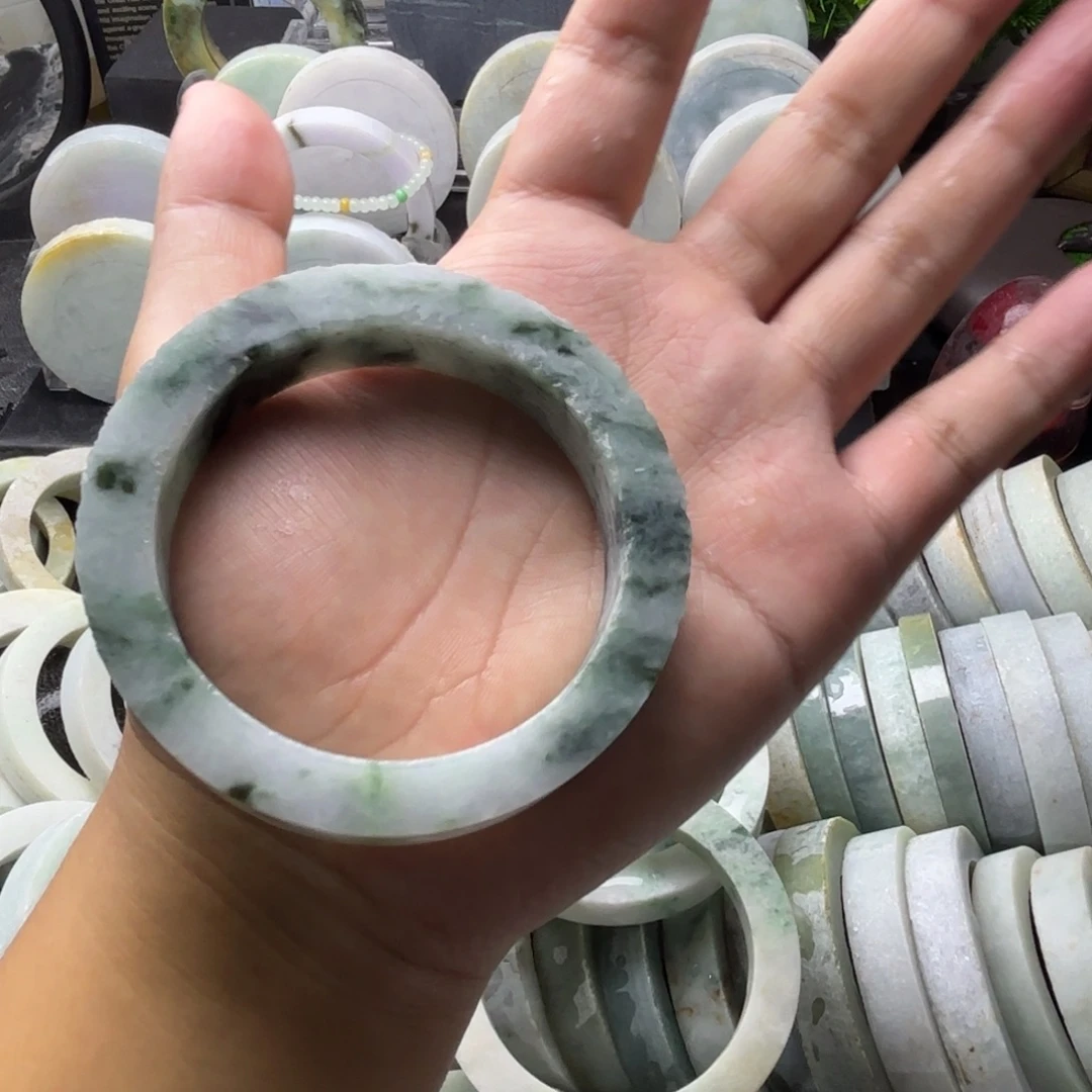 凉***皮未镶嵌定制翡翠翡翠手镯定制