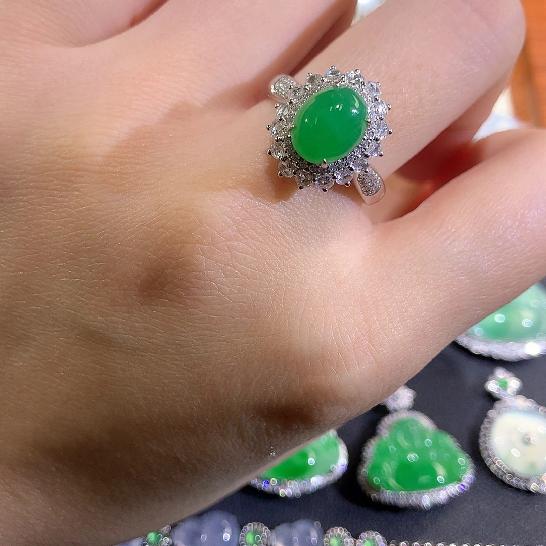 翡翠18K金镶嵌颈饰冰阳绿蛋面