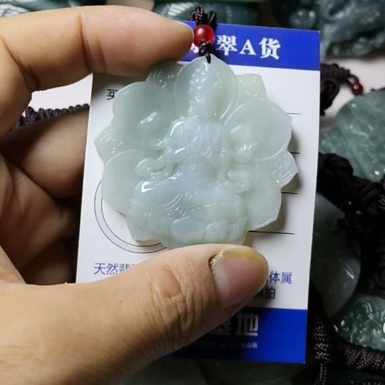 翡翠未镶嵌颈饰挂件