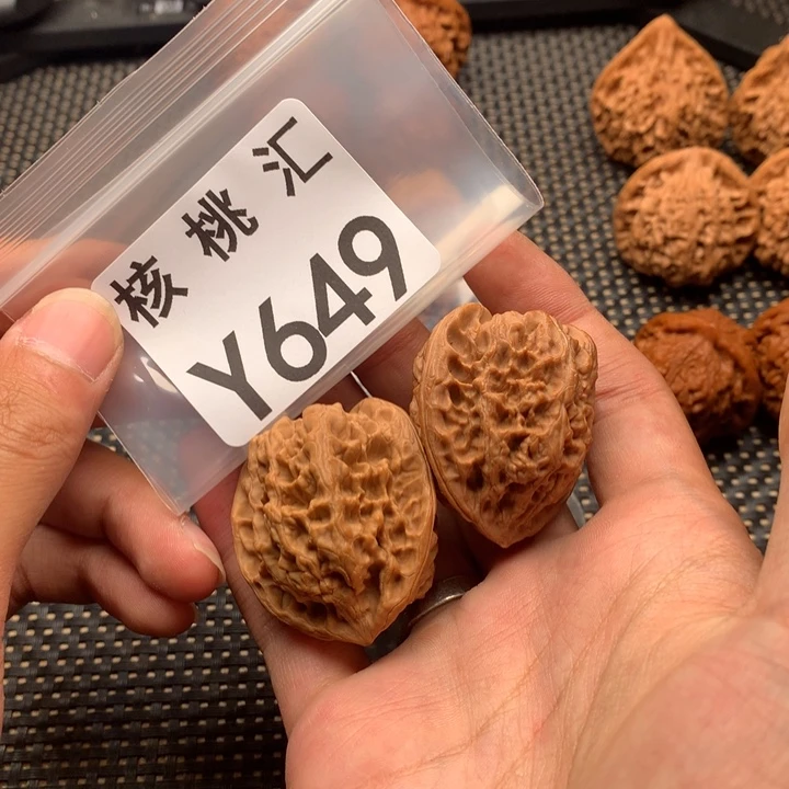 文玩核桃吊坠野牛