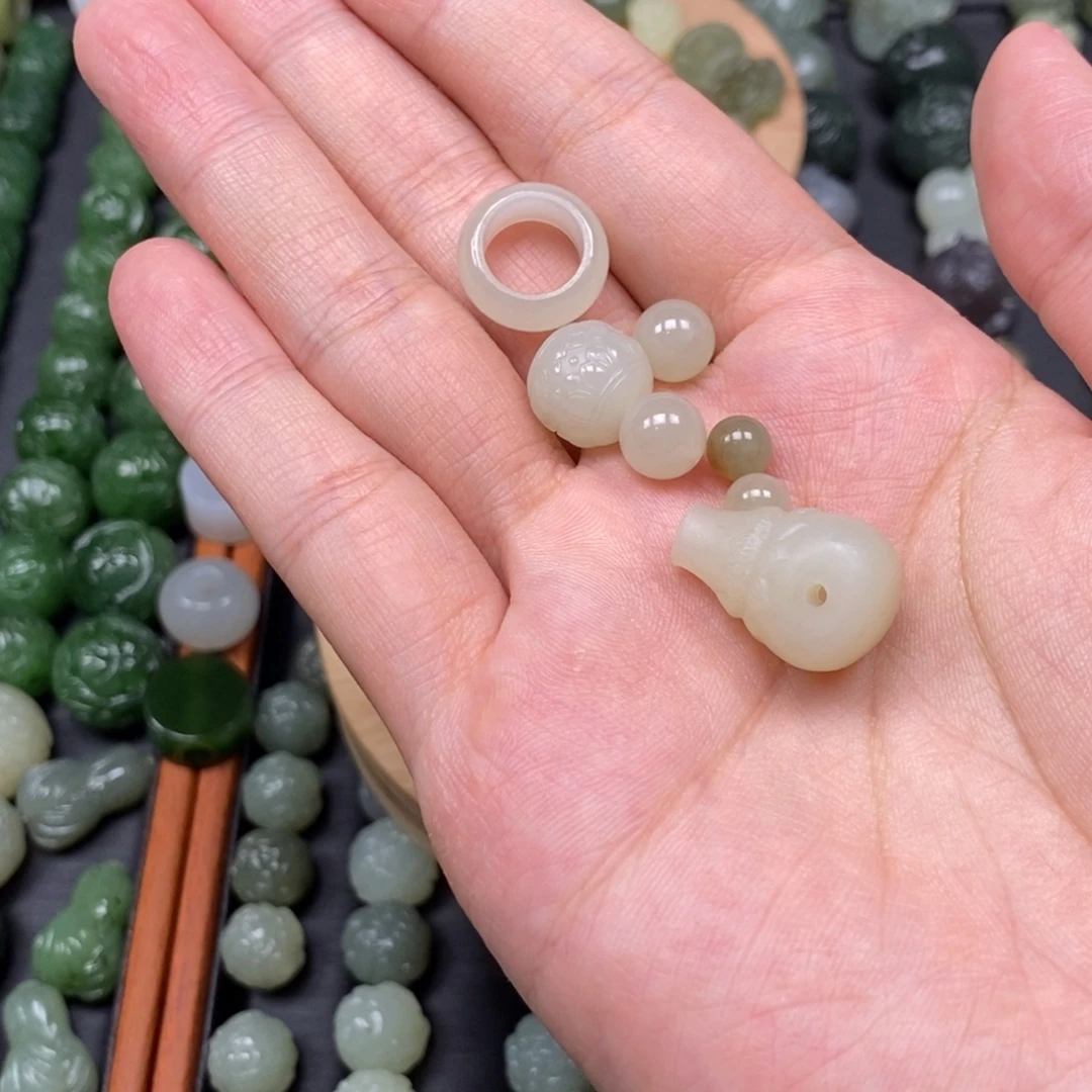 啊***磊和田玉未镶嵌颈饰