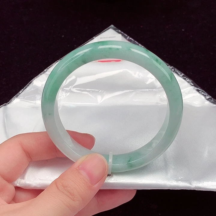 翡翠手镯未镶嵌翡翠