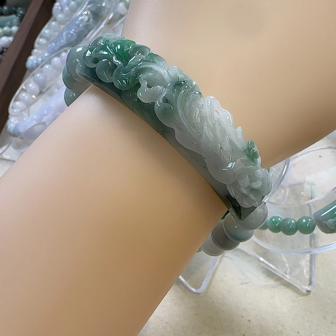 翡翠未镶嵌颈饰手牌